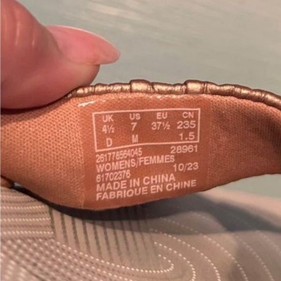 SOLD - Clarks Cloudstepper Flipflops - Picture 5 of 5